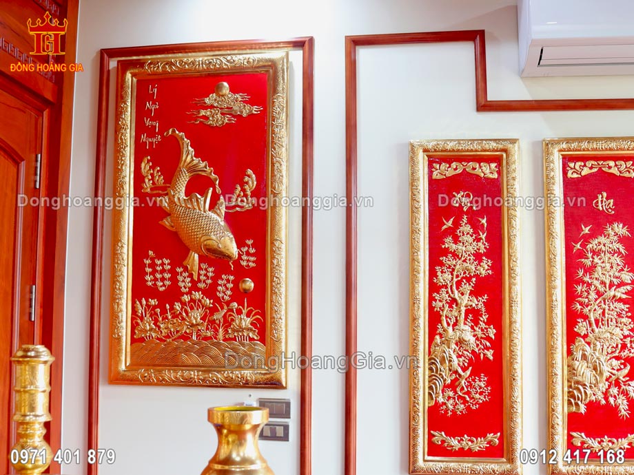 Tranh cá chép trông trăng bằng đồng mạ vàng 24K là dòng sản phẩm cao cấp tại Hoàng Gia